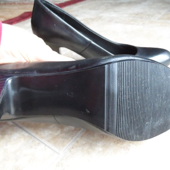 Le Chateau- woman black  shoes  Size 7 Genuine Leather - Picture 8 of 12